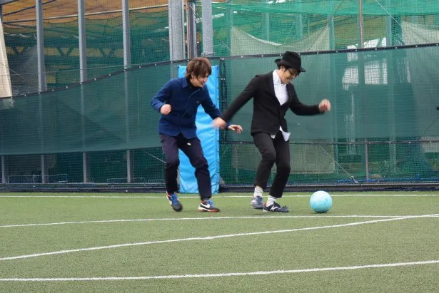【写真を見る】サッカーが特技だという松本は鈴木とフットサルで汗を流す