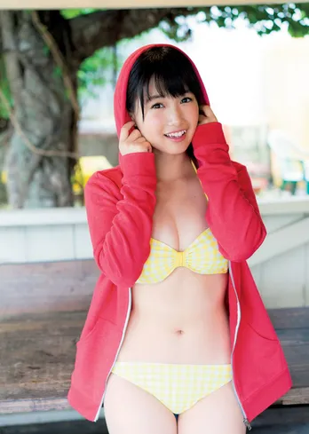 HKT48・朝長が初写真集で“もっちりボディー”披露