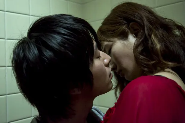 【写真を見る】アカネ(武田梨奈)が男子トイレでレイジ(村井良大)を誘惑。唇を重ねていく
