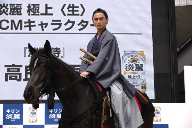 【写真を見る】CMのワンシーンにちなみ、馬に乗って登場した高良健吾