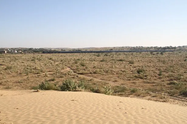 広大なタール砂漠を走る列車