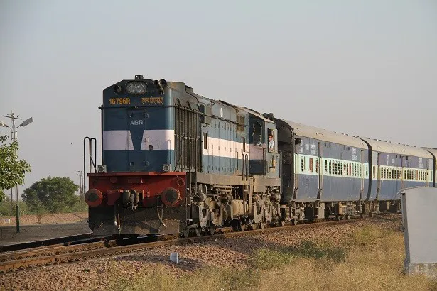 インド北西部ラジャスタン州を走る列車の車窓から見える景色とは？