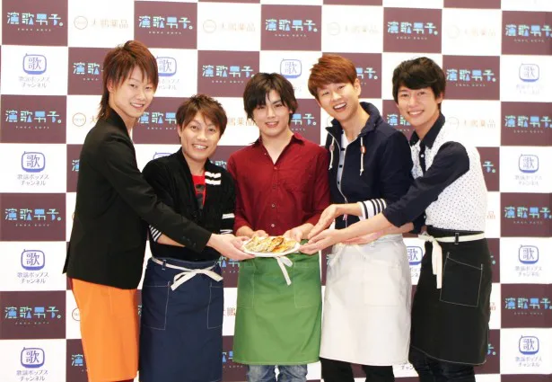 【写真を見る】パク（右から2人目）は、「韓国にいる母親に、キムチ餃子を作ってあげて、食べてもらいたい」と話した