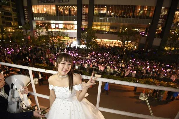 AKB48劇場の周りには、劇場公演のチケットを入手できなかったファンが数多く駆けつけた