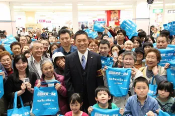 内藤剛志がショッピングモールで来場者に大福配り