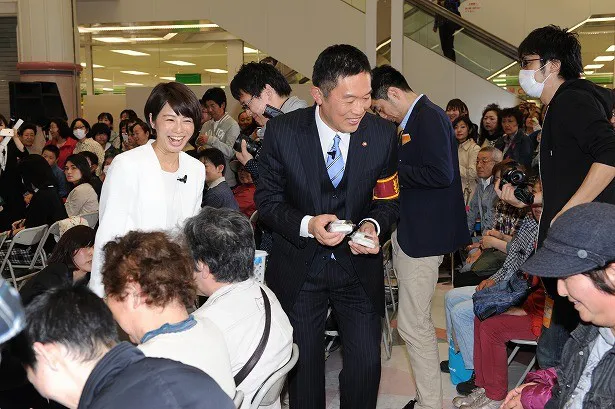 【写真を見る】内藤はイベントの進行を務めた久保田直子アナと共に大福を配り回る