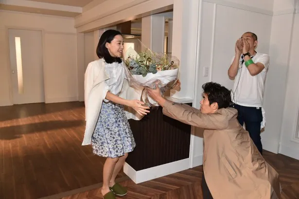 【画像を見る】伊藤英明がひざまずいて誕生日の木村佳乃に花束を手渡し！