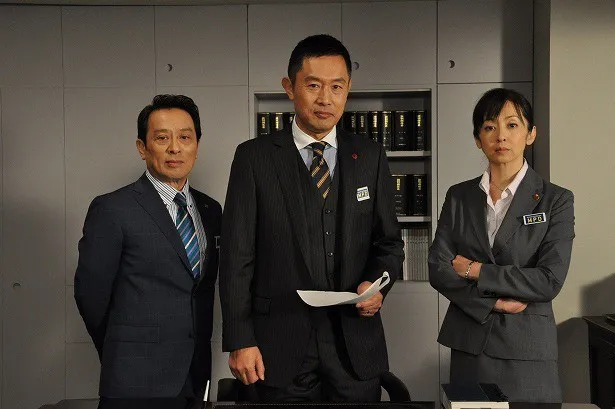 「警視庁・捜査一課長」主演の内藤剛志(中央)が、新社会人へエールを送った