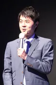 会見の司会を務めた増田和也アナ