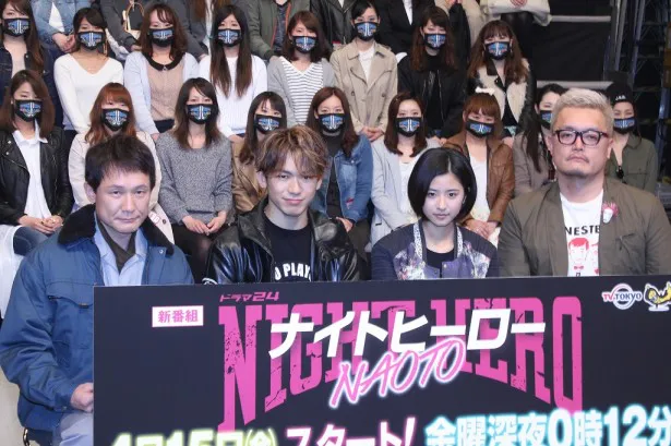 レプリカのLEDマスクを付けたファンと記念写真を撮影した登壇者たち