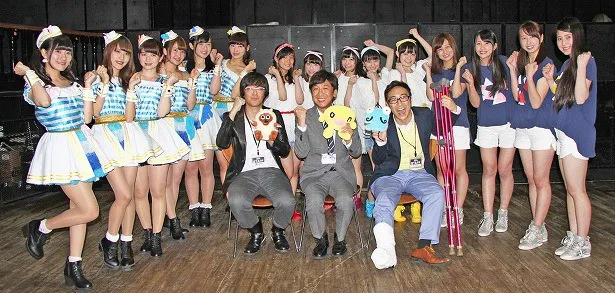 この夏放送の「三都IDOL物語」の会見に出席した東京03(中央)と、ご当地アイドルのdela、ミルクス本物、四色定理(左から)