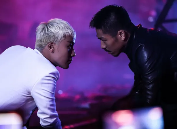 【写真を見る】BIGBANG・V.IとEXILE AKIRAが対峙(たいじ)するシーンも見もの