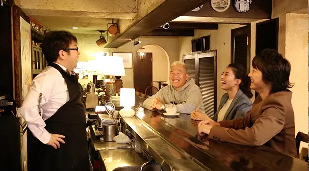 【写真を見る】天野ひろゆきはカフェのマスターとして映画情報を提供