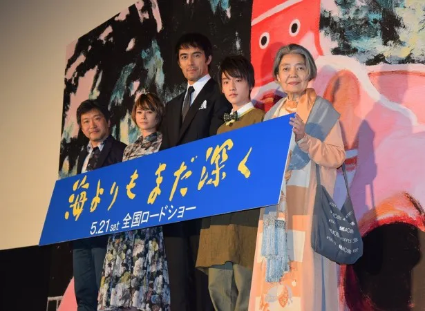 「海よりもまだ深く」の舞台あいさつに登壇した是枝裕和監督、真木よう子、阿部寛、吉澤太陽、樹木希林(写真左から)