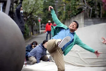 慣れ過ぎた鉄球に不満? 宇梶剛士「痛くないな」