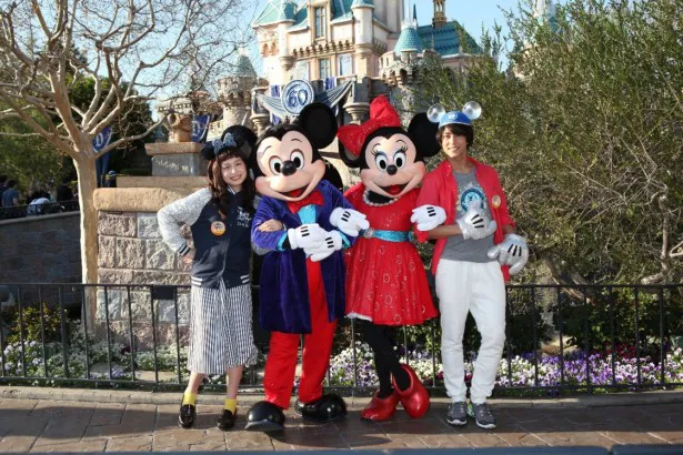 「世界のディズニーリゾートへGO！」の番組MCに決まったトミタ栞(写真左端)と佐野岳(右端)