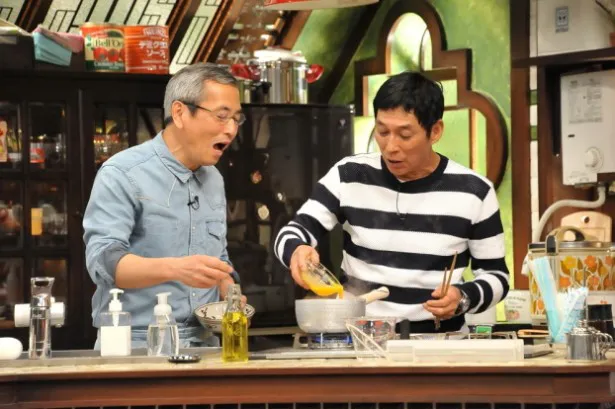 「さんまのまんま」に料理研究家・土井善晴(左)が登場。明石家さんま(右)が土井のレシピに挑戦する