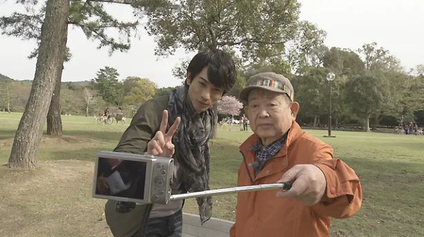 実際に“日本最古の自撮り棒”を試してみることに