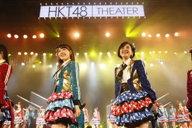【写真を見る】“新劇場”のステージで笑顔を見せる宮脇咲良と兒玉遥（左から）