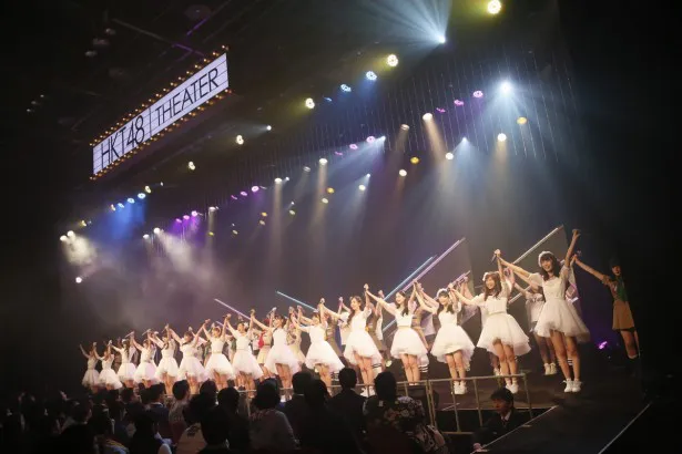 福岡市天神の西鉄ホールへと公演拠点を移したHKT48。ステージ上部には「HKT48 THEATER」のネオンサインが設置されている