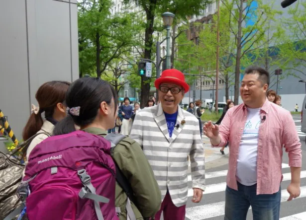 【写真を見る】街行く人々に話し掛ける円広志(中央)と小杉