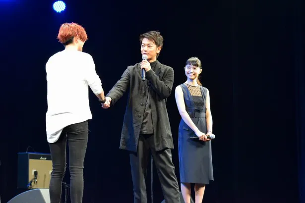 【写真を見る】HARUHIは主演の佐藤健とガッシリ握手を交わす！