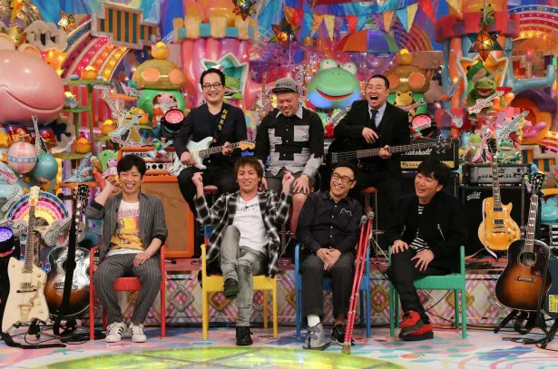 フットボールアワー・後藤輝基(下段左端)、狩野英孝(下段左から2番目)らギターを愛する芸人たちが集結！