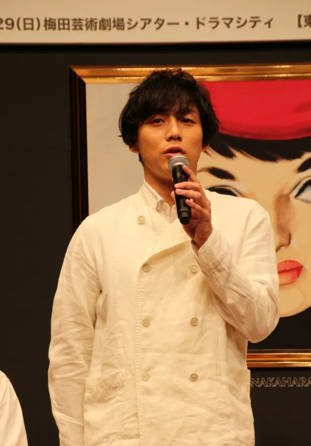 歌手を目指す青年・天沢栄次を演じる施は「目力が強い方」と中山の印象を語る