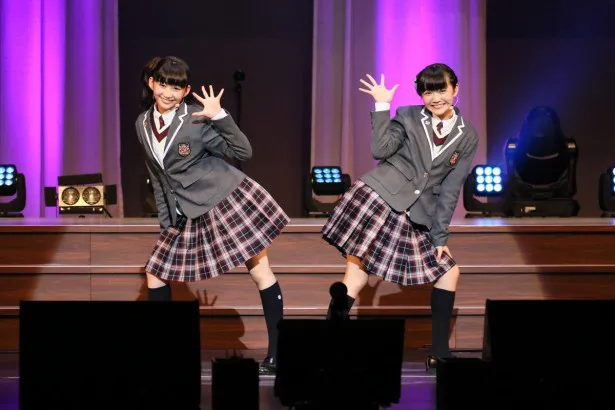 さくら学院の岡崎百々子、麻生真彩（左から）