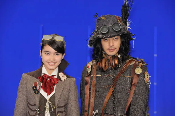 斎藤アリーナと、オダギリジョーは劇中の衣装で登場した