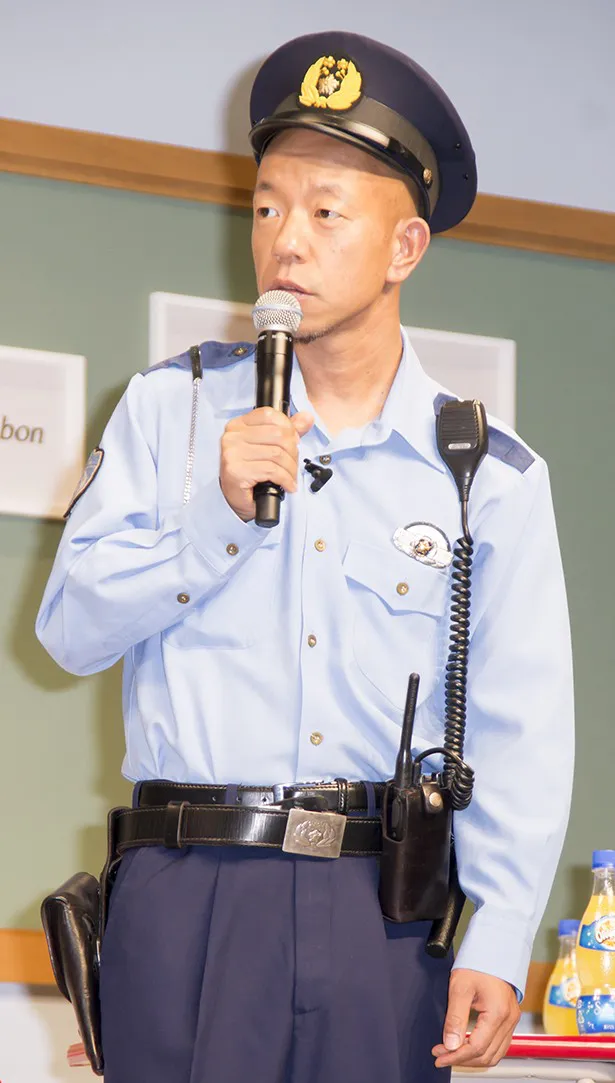 小峠英二は警察官役