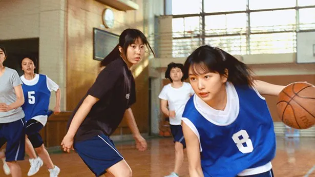 【写真を見る】バスケに汗を流す桜井日奈子の姿が印象的