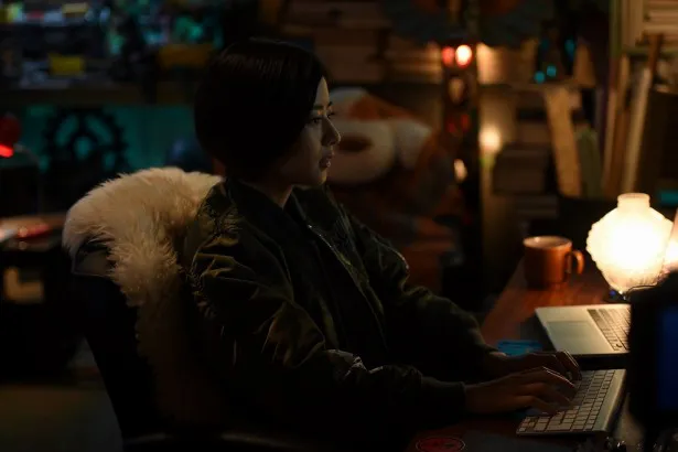 黒島演じる栞の過去が徐々に明らかになっていく