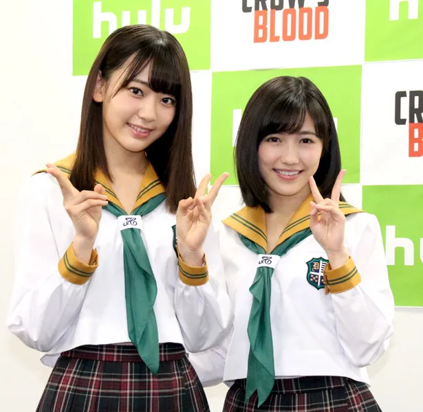 女子高校生役で共演した宮脇咲良と渡辺麻友(写真左から)
