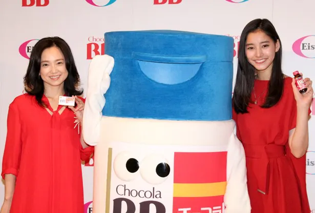 「チョコラBB」新CM発表会に登壇した永作博美(左)と新木優子