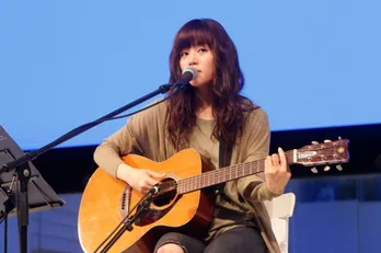 「ラヴソング」佐野さくらが2000人の前で路上ライブ