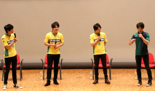 出演者4人が登場すると、所属チームの違う役を演じた中村誠治郎だけ色の違うユニフォームだったため、客席から笑いが起こる