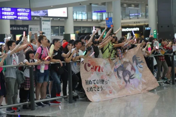 空港では、香港ファンからの熱烈な歓迎を受けた