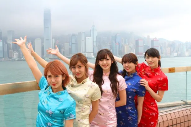 【写真を見る】℃-ute、香港でチャイナドレス姿に！
