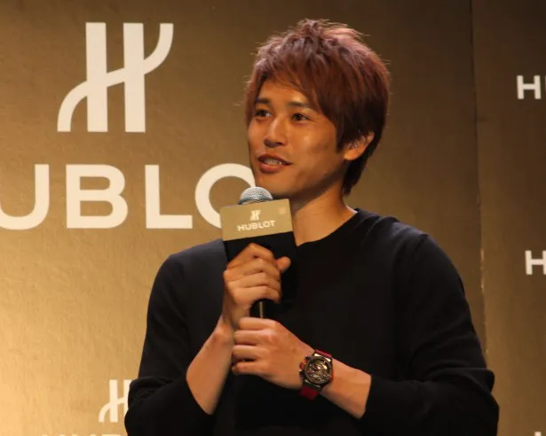 内田選手は、時計のデザイン参加について照れながら説明