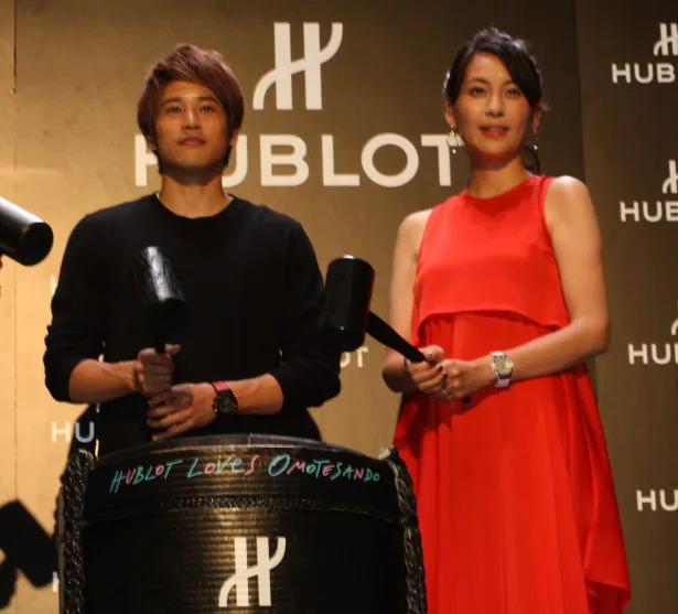 フリーアナウンサーの青木裕子と内田篤人選手が、ブラックデザイン特別仕様モデルで鏡開きを