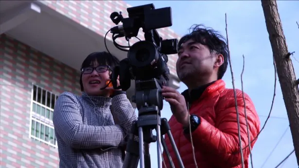 世界から注目を集める中国の若手女性監督、ホアン・ジー(左)のドキュメンタリーを放送