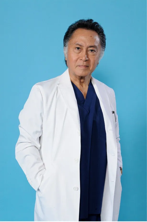 前シリーズから、法医学准教授・堂本俊太郎を演じる北大路欣也