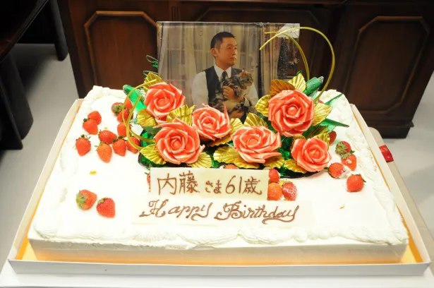 【写真を見る】内藤の誕生日を記念して作られたオリジナルのケーキはコチラ！