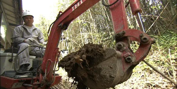 【写真を見る】えとう窓口は自らユンボを操り、購入した自宅のリフォームに挑む