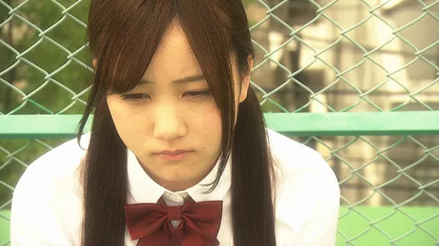 乃木坂46・星野みなみが、つい父親を無視したり反抗的な態度を取ってしまう女子高校生・綾花を演じる