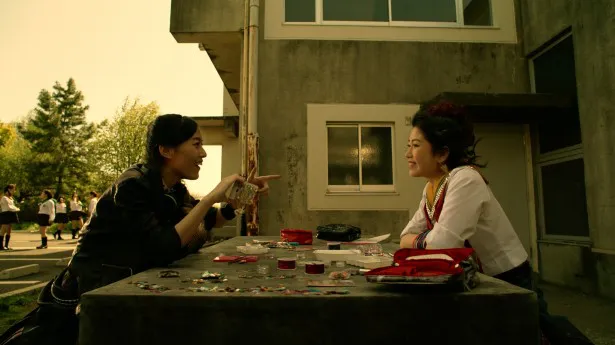Huluオリジナルドラマ「CROW'S BLOOD」の追加キャストが発表。松井珠理奈（写真左）と横山由依（写真右）が不良役！