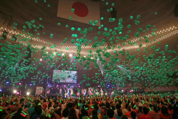 アンコールラストでは、鈴木のメンバーカラーの緑色の風船が会場に舞い降りてきた