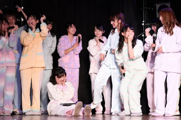 【写真を見る】速報が発表され、AKB48劇場のステージ上にへたり込んで放心する渡辺麻友