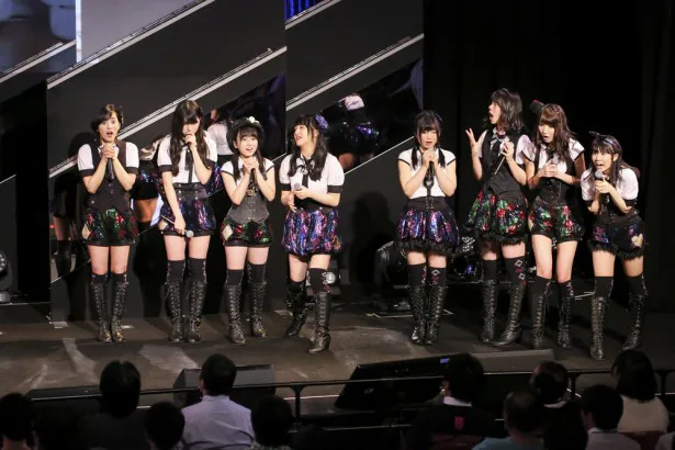 指原莉乃が2位と発表され、驚くHKT48のメンバーたち（HKT48劇場にて）